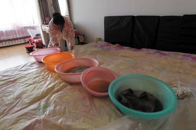 镇原楼上漏水，住户失联，小区没物管，业主维权难！律师来支招……
